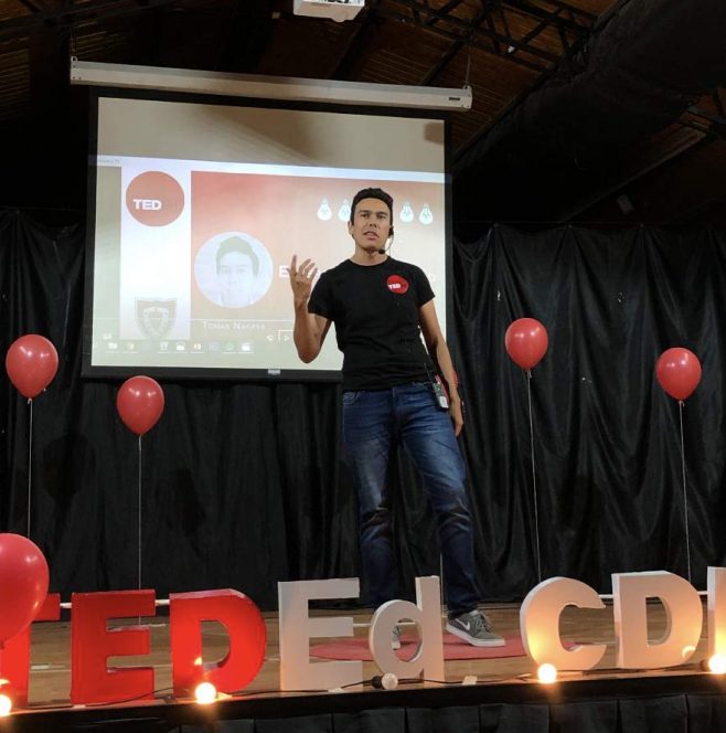 Alumno presentando una charla TED-Ed en el colegio