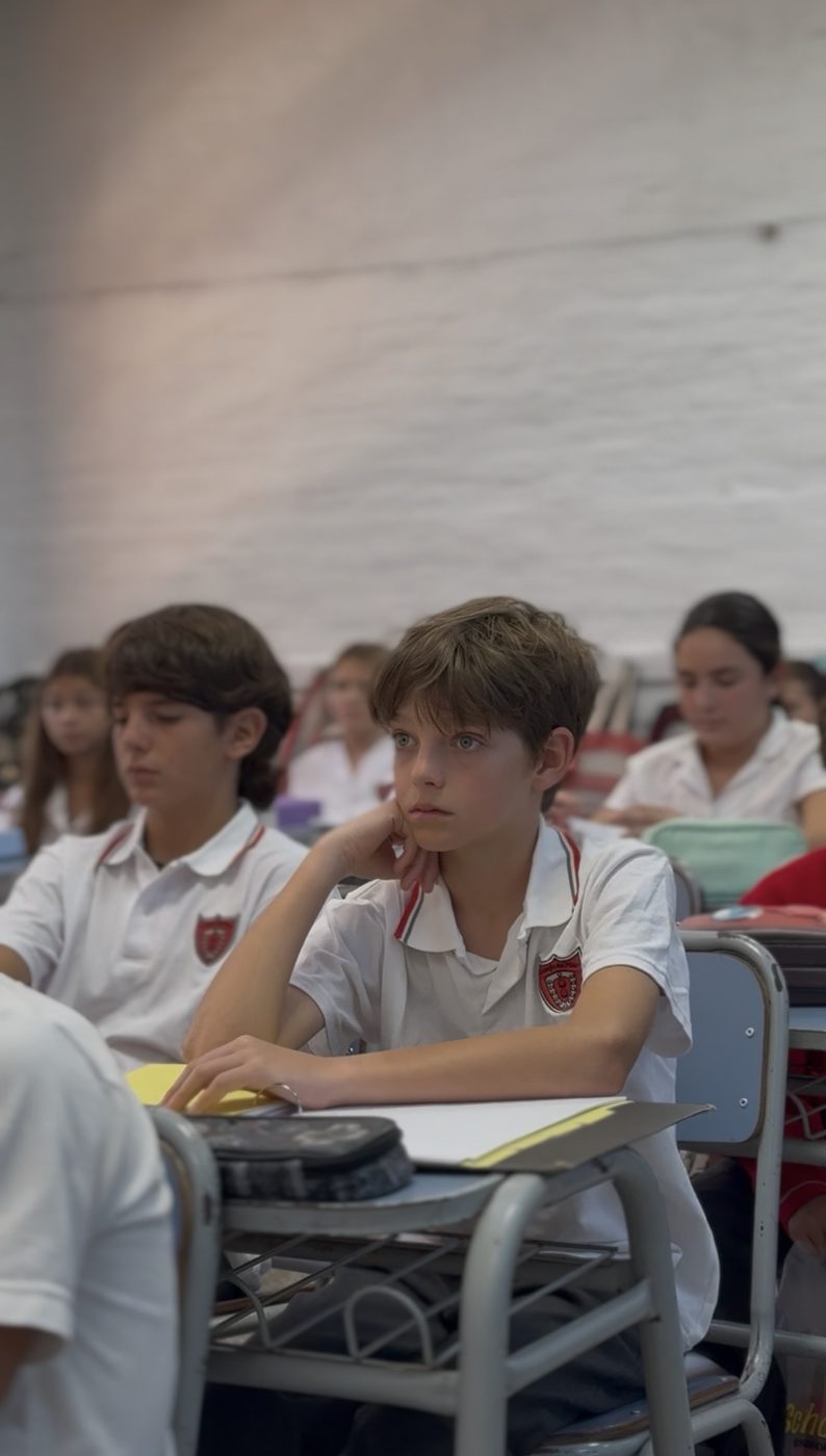 Alumnos de Junior atentos durante una clase